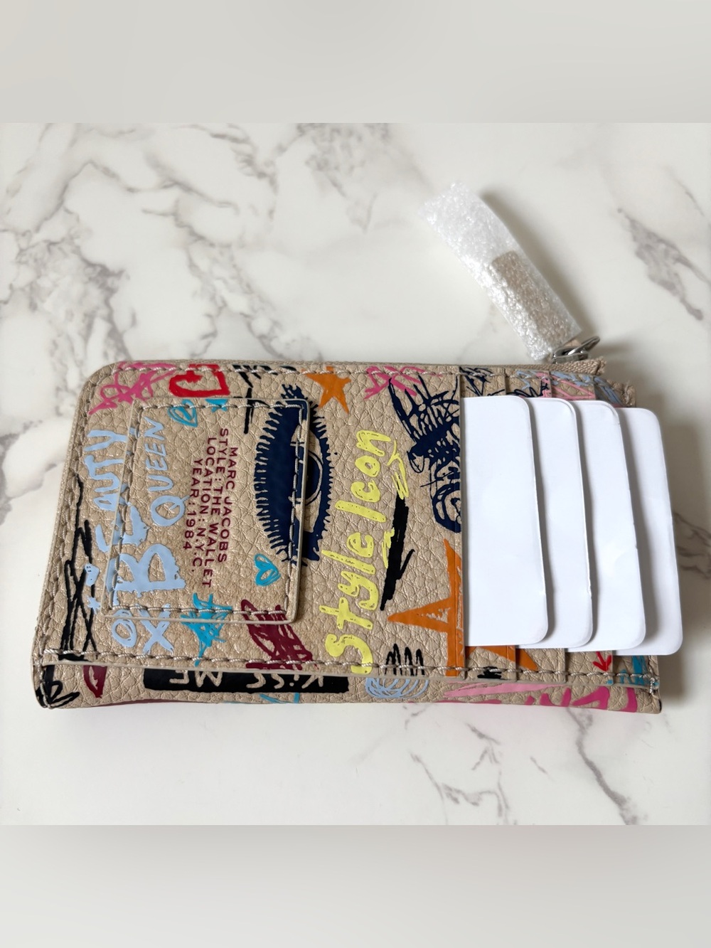 New Marc Jacobs Top Zip Multi Wallet Beige Graffiti Print - Picture 4 of 9